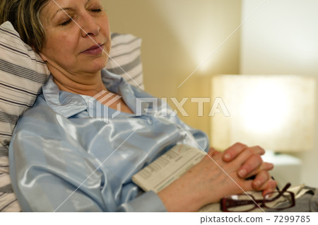 Peaceful portrait of sleeping old woman Peaceful portrait of sleeping old woman 7299785