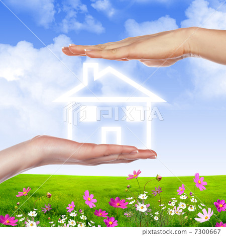 hands holding house 7300667