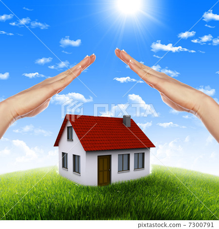 hands holding house 7300791