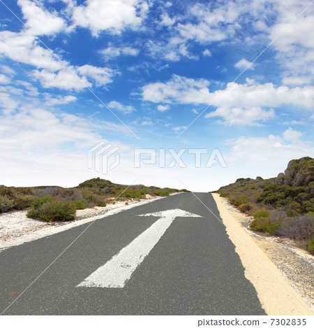 Empty countryside road with white arrow 7302835