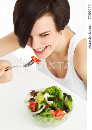 woman with salad 7306033