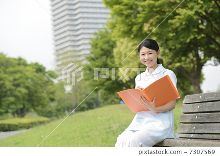 公園女性照顧者 7307569