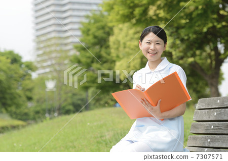 公園女性照顧者 公園女性照顧者 7307571