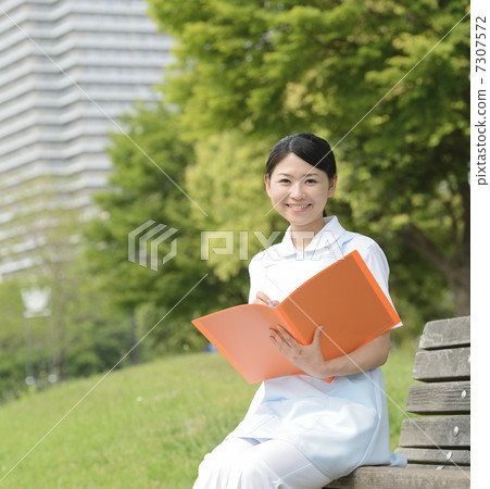 公園女性照顧者 公園女性照顧者 7307572