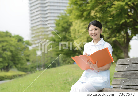 公園女性照顧者 公園女性照顧者 7307573