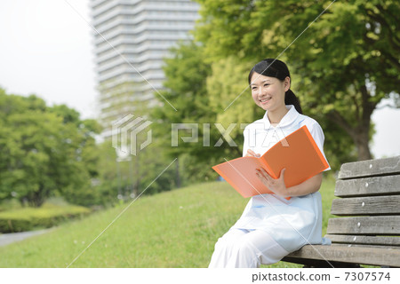 公園女性照顧者 公園女性照顧者 7307574