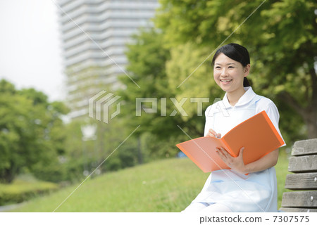 公園女性照顧者 7307575