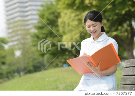 公園女性照顧者 7307577