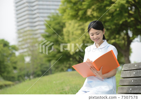 公園女性照顧者 公園女性照顧者 7307578