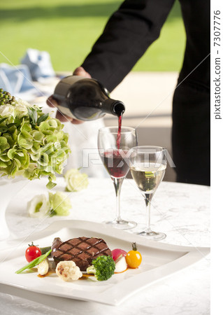 A party meal 7307776