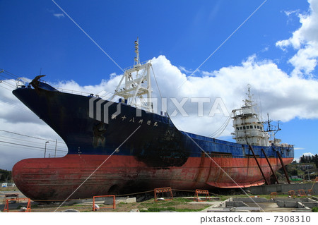 Ship on land Ship on land 7308310