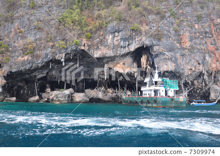 Biking cave of Pipirei Island 7309974