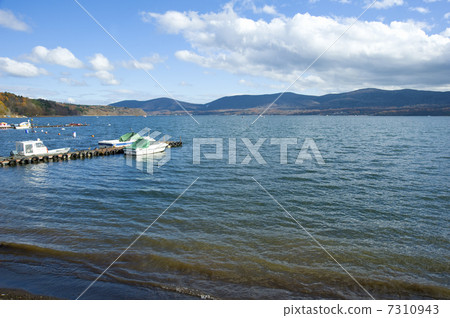 Lakeside of Lake Yamanaka 7310943