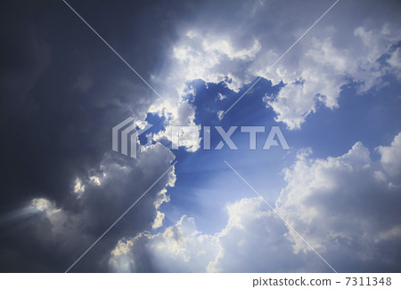 Light shining from the clouds 7311348