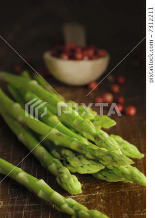 Asparagus and red pepper 7312211