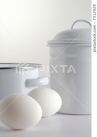 White porcelain pot and egg 7312929