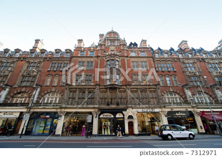 London / Knightsbridge cityscape 7312971