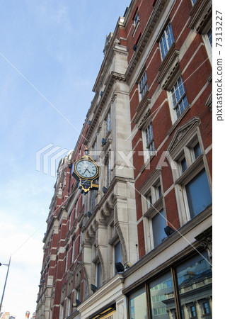 Department store in London 7313227