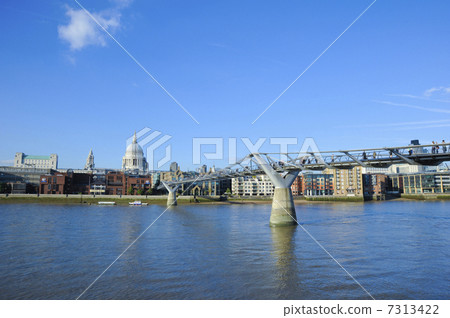 Millennium Bridge and St. Paul's Cathedral 7313422