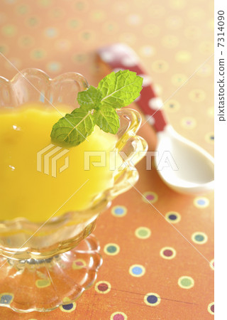 Mango pudding and mint 7314090