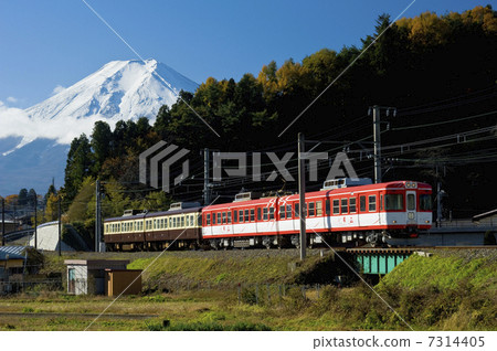 富士急線和富士山 7314405