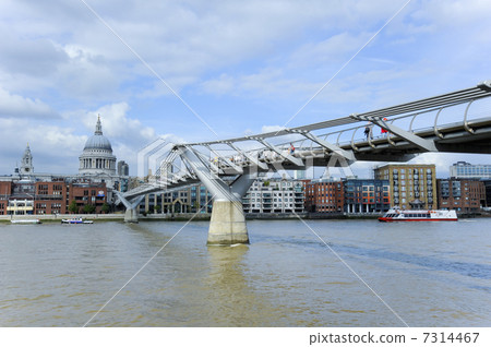 Millennium Bridge and St. Paul's Cathedral 7314467