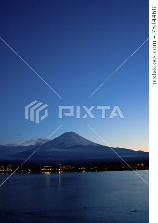 河口湖和富士山 7314468
