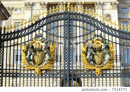 The gate of Buckingham Palace 7314773