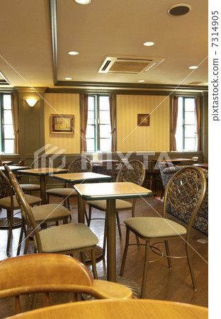 在咖啡館裡面 7314905
