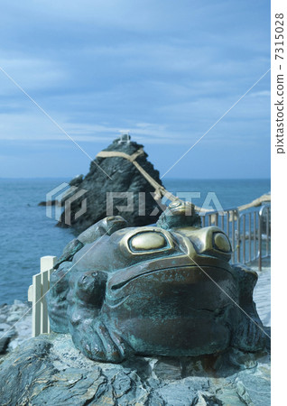 一對夫婦和一隻青蛙的雕像在二見町，伊勢市 7315028