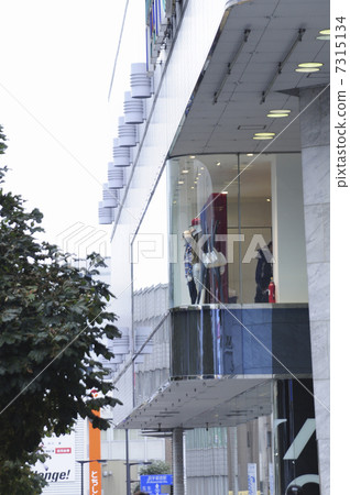 Large commercial facility show window 7315134
