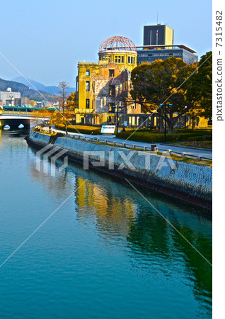 "Atomic bomb dome" taken from Motoyasu Bashi (Otemachi, Naka-ku, Hiroshima / Hiroshima prefecture) "Atomic bomb dome" taken from Motoyasu Bashi (Otemachi, Naka-ku, Hiroshima / Hiroshima prefecture) 7315482