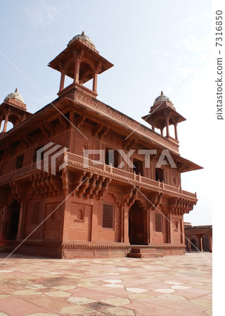 Urban remains ruins Favertle secret 7316850