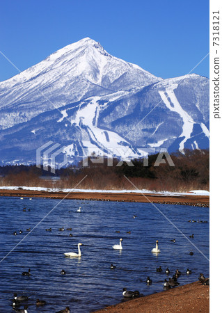 Bandai Mountain in winter and Lake Inawashiro 7318121