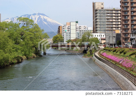 Iwateyama of the spring Kitakami River and the remaining snow seen from the bridge Iwateyama of the spring Kitakami River and the remaining snow seen from the bridge 7318271