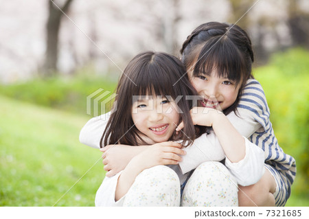 Cherry blossoms and sisters Cherry blossoms and sisters 7321685