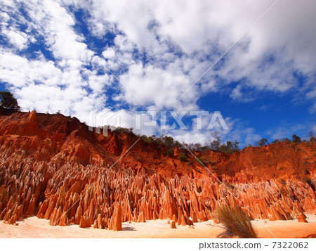 A landscape of red earth and blue sky (nature, earth, background material, copy space) Madagascar Red Tsingy 7322062