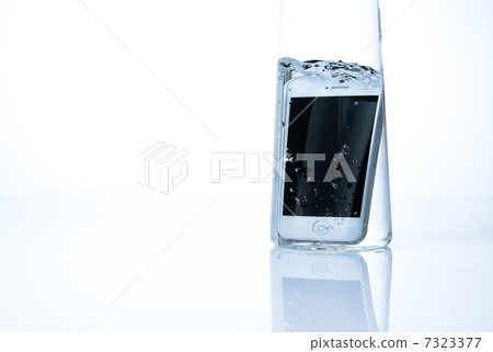 水潤濕的智能手機 水潤濕的智能手機 7323377