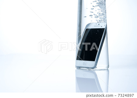 水潤濕的智能手機 水潤濕的智能手機 7324897