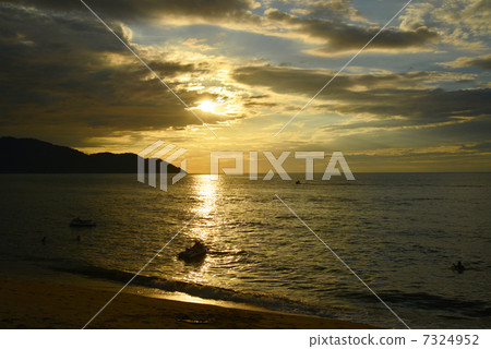 Beach tie at sunset 7324952