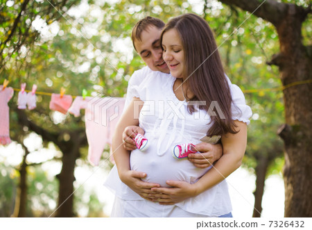 Pregnant couple 7326432