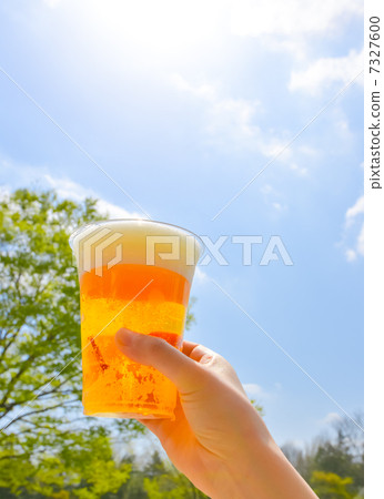 To drink beer 7327600