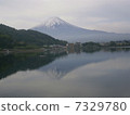從河口湖溫泉鎮的富士山 7329780