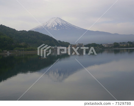 從河口湖溫泉鎮的富士山 從河口湖溫泉鎮的富士山 7329780