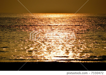 The sea surface sparkling at the sunset 7330472