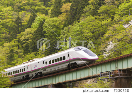 沿著山區散步 7330758