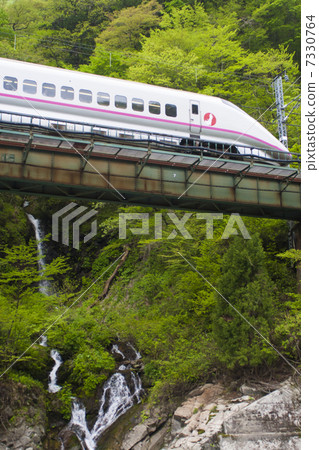 Walking along the mountain area 7330764