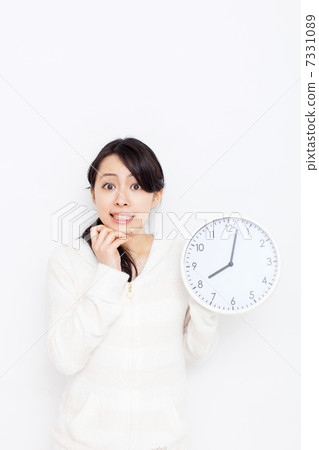 一個女人帶著手錶 一個女人帶著手錶 7331089