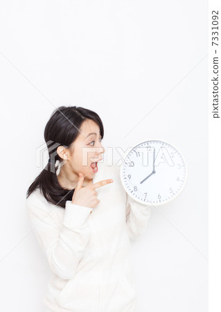 一個女人帶著手錶 7331092