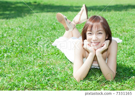 睡覺在草坪的婦女 7331165